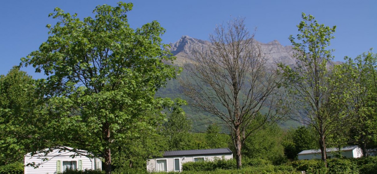 Camping du Lac de Carouge - La montagne Arclusaz en Savoie avec les mobilhomes