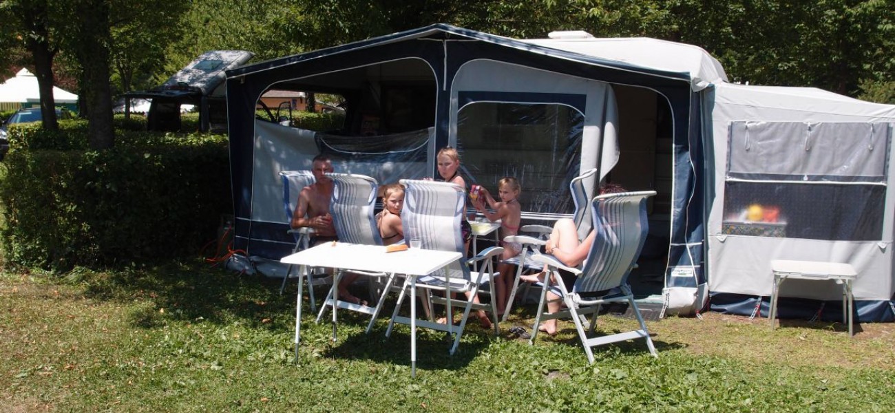 Famille dans une caravane sur notre camping