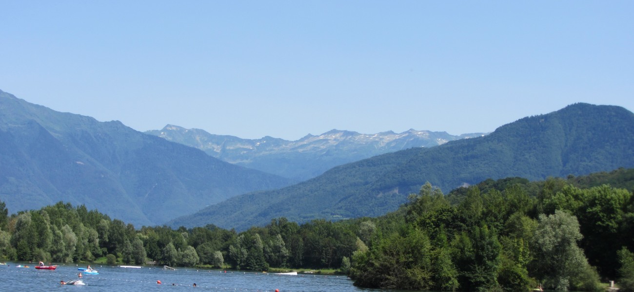 Camping dans les Alpes - Le lac et le massif de Belledonne