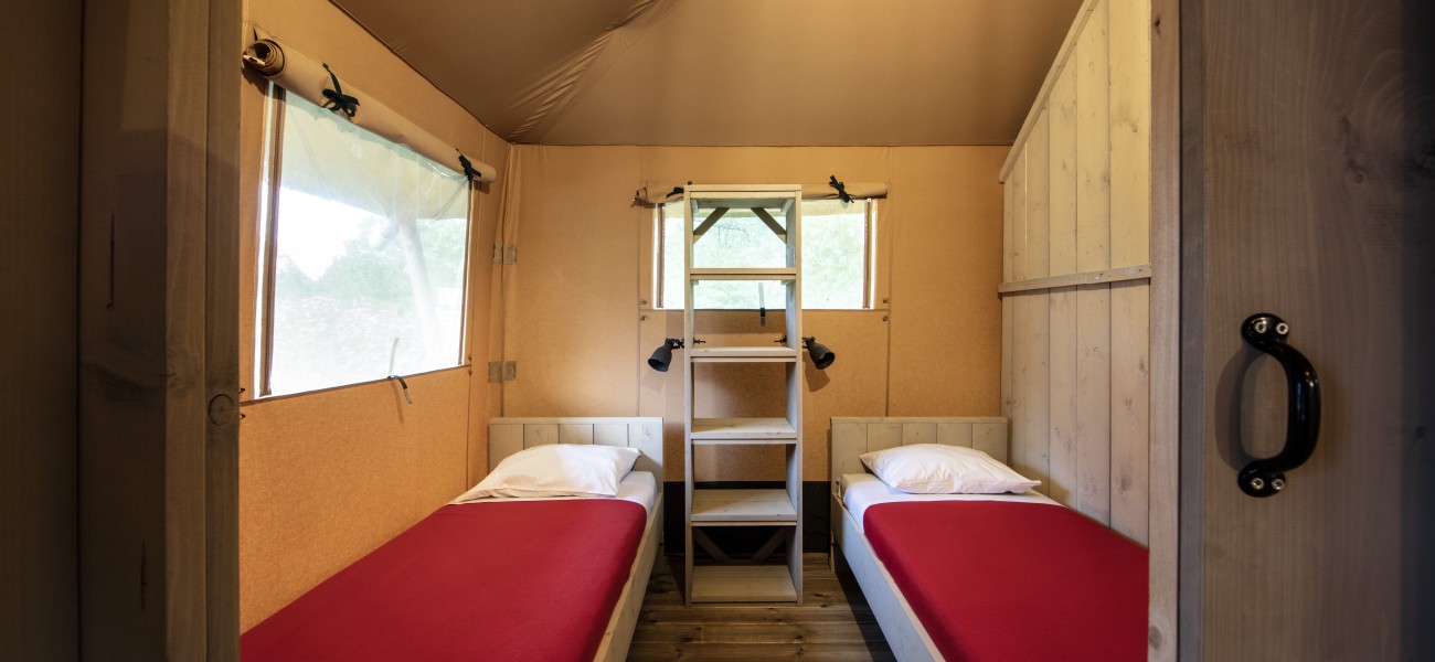 Chambre secondaire avec deux lits simples dans l'écolodge VIP