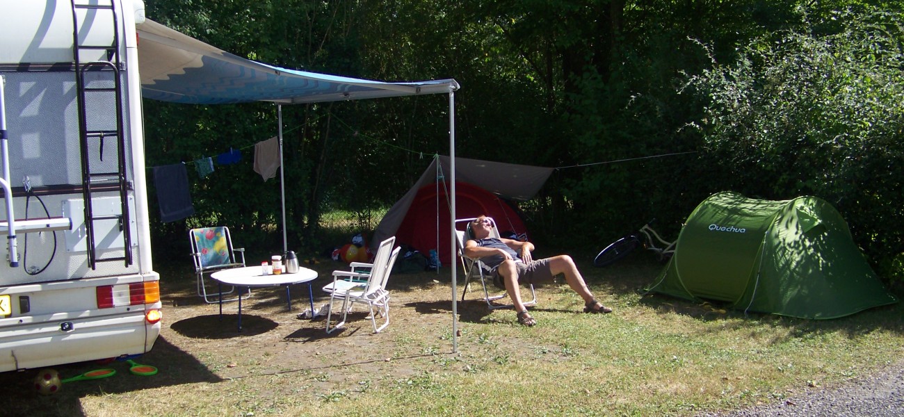 Tente sur un grand emplacement camping au Lac de Carouge