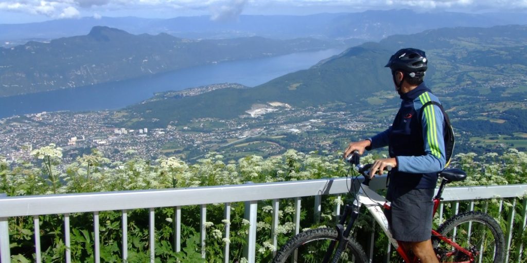 Cycliste face à Aix-les-Bains et au lac du Bourget