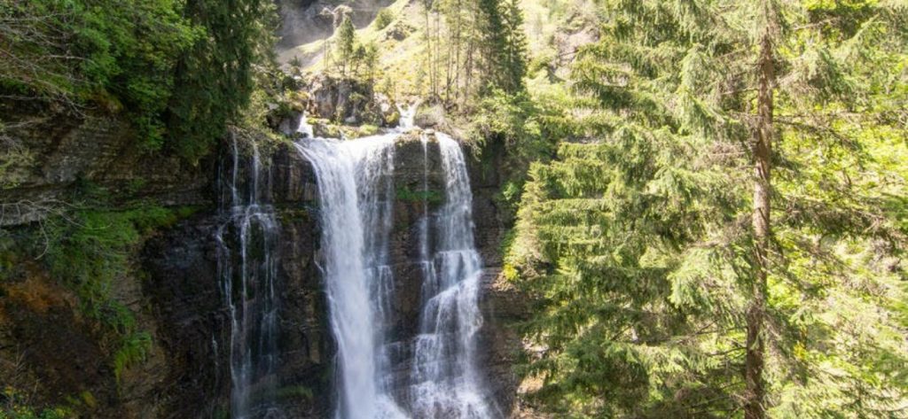 Waterval in het bos van het Cirque de Saint-Même