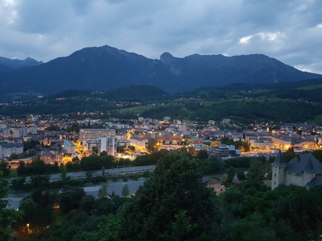 Albertville illuminata di sera, tra la Combe de Savoie e il Beaufortain