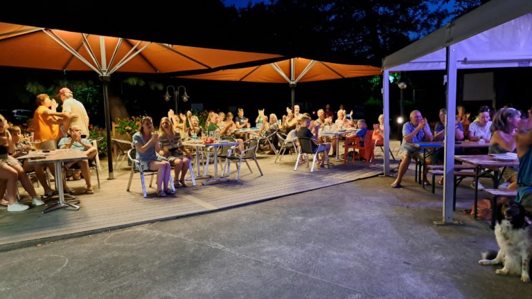 Camping Savoie - Terrasse en soiree du snack