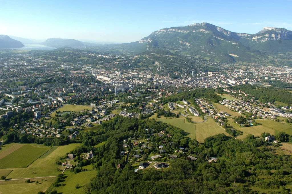 Vue aérienne de Chambéry, du lac du Bourget et du massif des Bauges