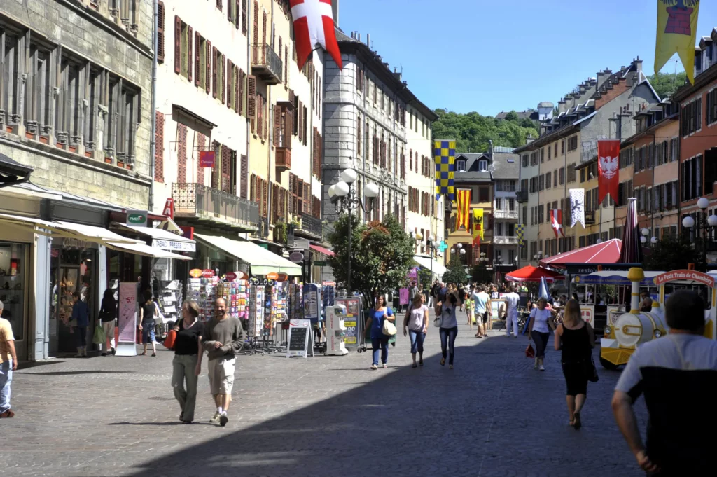 Place Saint-Léger dans le vieux Chambéry, à 25 min du camping