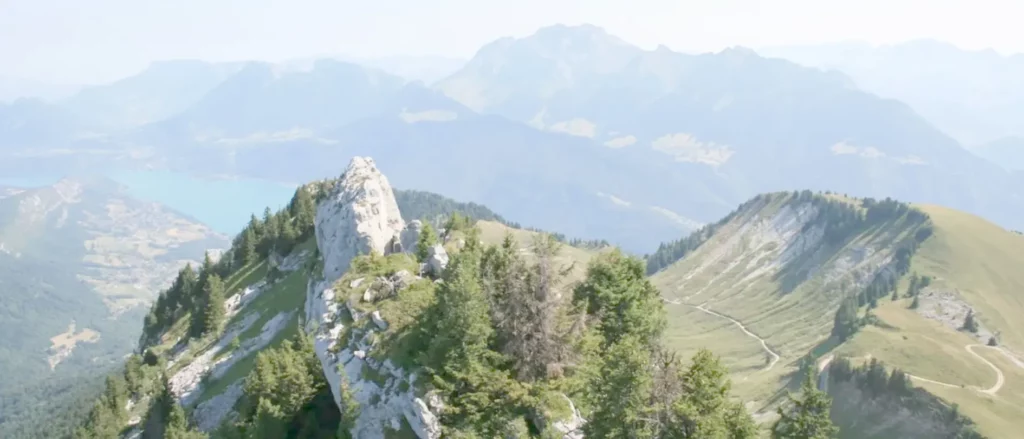 Sommets du massif des Bauges et lac d’Annecy en arrière-plan