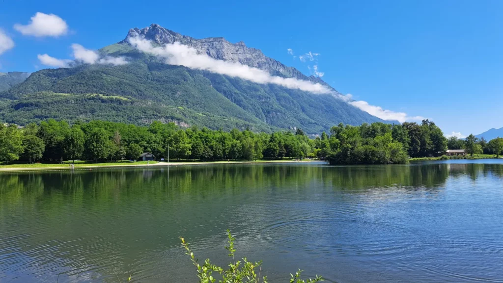 Le lac de Carouge et l'Arclusaz dans les nuages, face au camping en Savoie