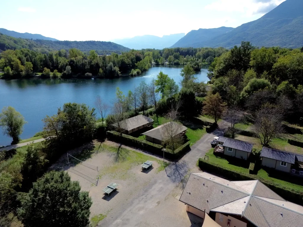 Vue aérienne du lac de Carouge et du camping à Saint-Pierre-d'Albigny