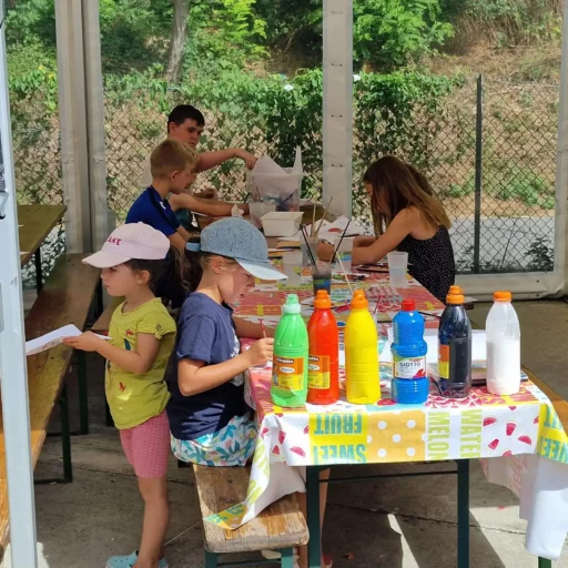 Enfants en atelier peinture au mini-club du camping
