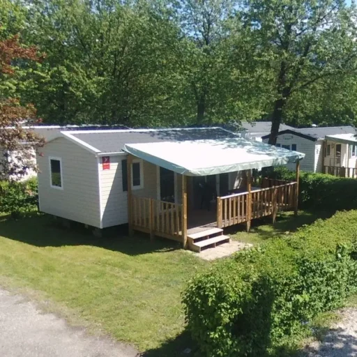 Mobil-home avec terrasse en bois au Camping du Lac de Carouge