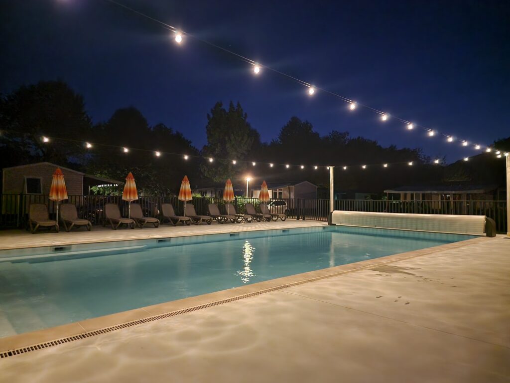 's Avonds zwemmen in het zwembad van de camping in Saint-Pierre-d'Albigny