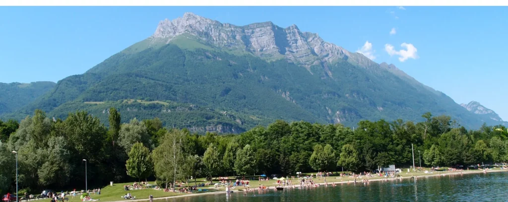 Vue sur l’Arclusaz depuis la plage du lac de Carouge