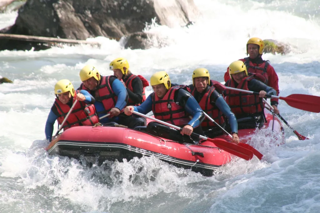 Équipage en rafting dans les rapides de la Haute-Isère, en Savoie