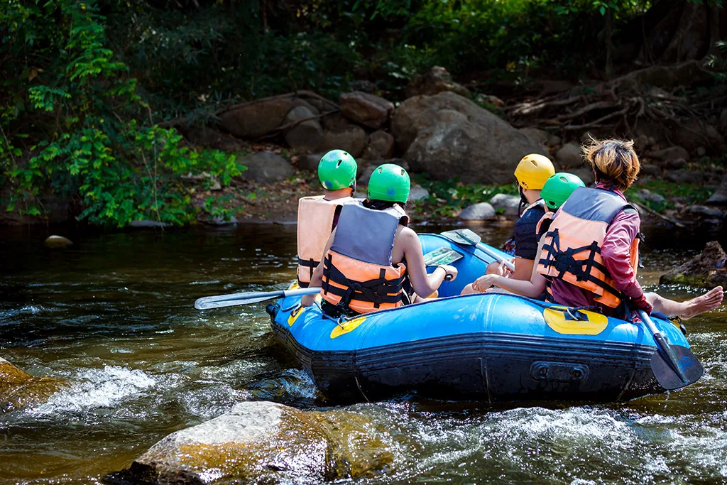 Groupe en rafting sur une rivière de montagne