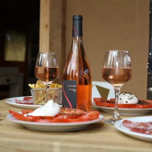 Assiette et verres de rosé au snack du Camping du Lac de Carouge