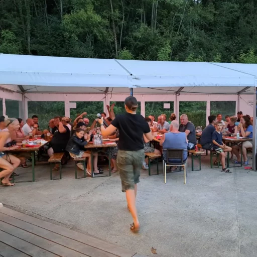 Soirée animation au camping, les campeurs réunis autour des tables